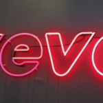 A neon sign with the word vevo on it.