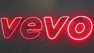 A neon sign with the word vevo on it.