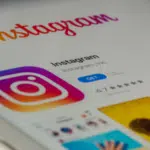 The Instagram logo is displayed on a tablet with link sharing capabilities.