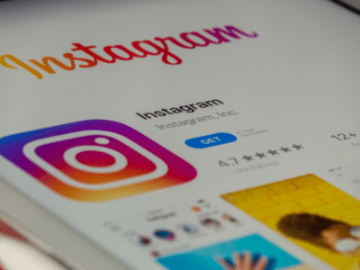 The Instagram logo is displayed on a tablet with link sharing capabilities.