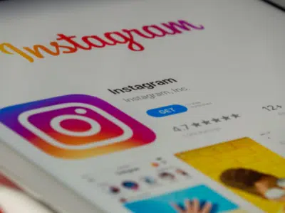 The Instagram logo is displayed on a tablet with link sharing capabilities.