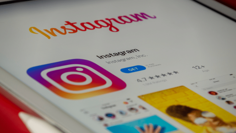 The Instagram logo is displayed on a tablet with link sharing capabilities.