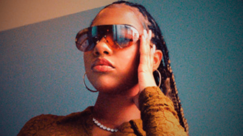A Neo Soul woman wearing sunglasses.